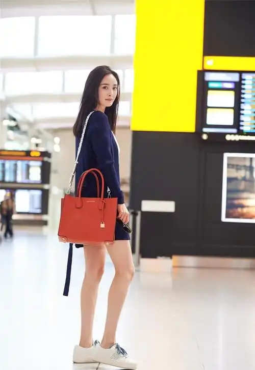 杨幂穿热裤大秀细长美腿 回眸一笑百媚生