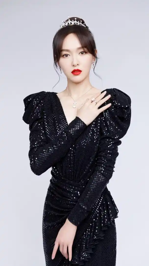 演员唐嫣,结婚生女后身材依旧出众,自律的女人最美,请看美照