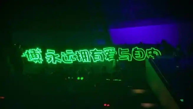 超话#王一博黑皮衣大片#|#王一博#    你不认识我,但当我举起你的灯牌