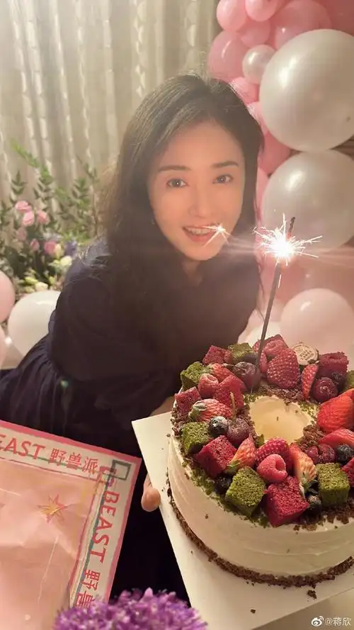 40岁蒋欣晒生日现场照穿束腰黑裙越来越瘦脚背青筋超明显