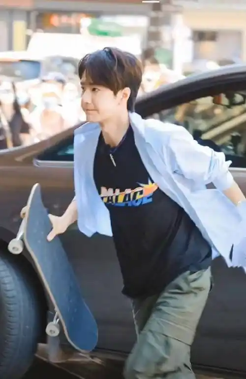 王一博抵达昆明录《天天》,下车后狂奔,裤子却穿了一个星期_网友_穿着