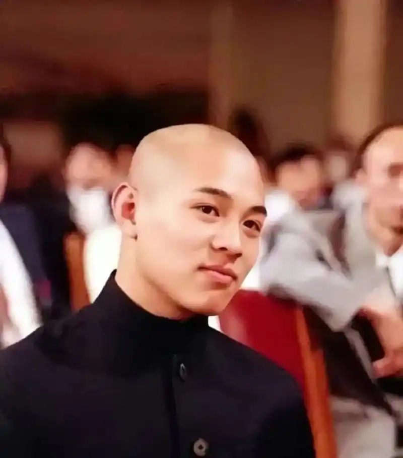 1983年,李连杰在人民大会堂合影[偷笑]