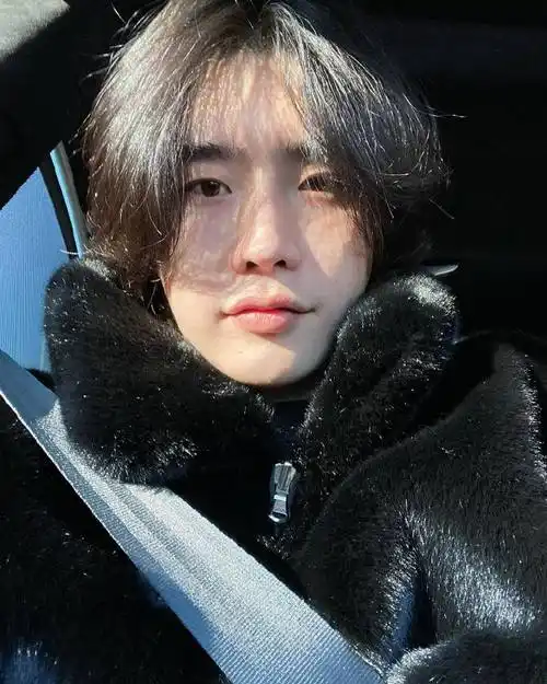 李钟硕ins晒长发库存照