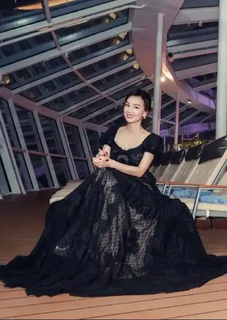 论保养只服张庭穿一袭黑色蕾丝礼服拍写真48岁的她美貌依旧