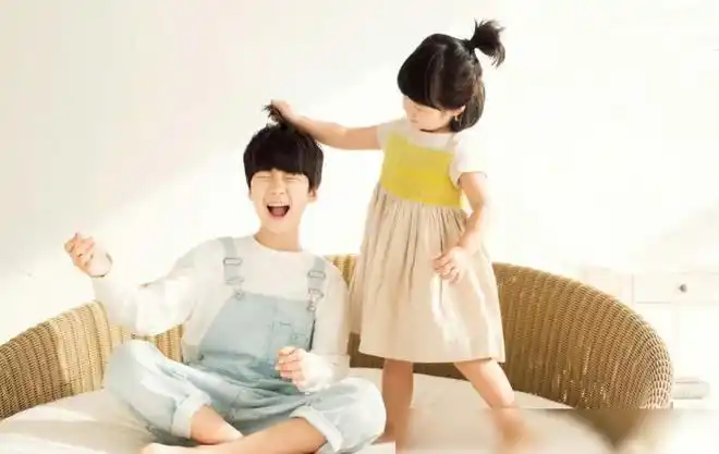 2015年张亮与寇静的女儿出生,张亮儿子天天时常通过社交平台晒出与