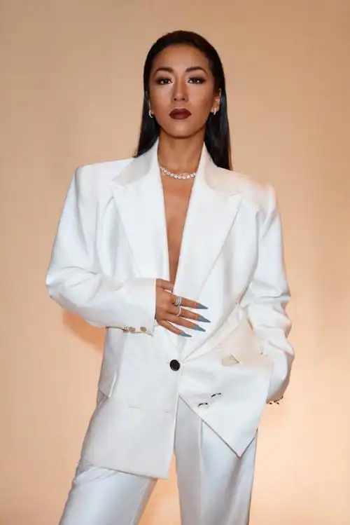 吉克隽逸大胆挑战白色西装!上身性感又高级,皮肤黑也不在怕的