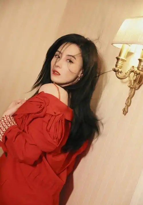 张柏芝穿红西装演绎"大女人风",原来时尚真的和年龄无关_look_造型