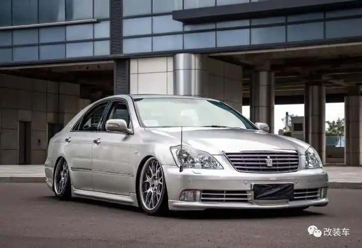 素雅姿态风的12代丰田皇冠,有位送改件的女朋友是怎样的体验?