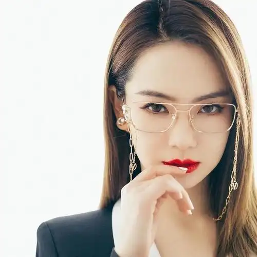 戚仙女戚薇参加明星大侦探,让人印象深刻的三套造型 在仙女风和职场