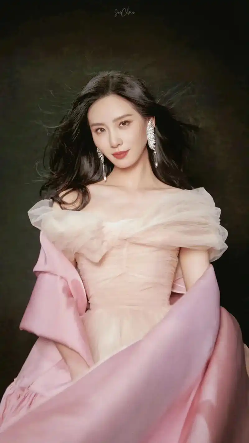 刘诗诗(原名刘诗施),1987年3月10日出生于北京 - 抖音