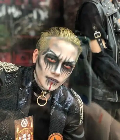 前方武汉欢乐谷请求出战↓ 孤独地扛着小斧头的帅鬼怎么看着还有点