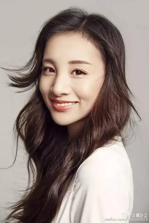 而章龄之则是电视剧《他来了,请闭眼》里的企业高管"尹姿琪"的扮演者