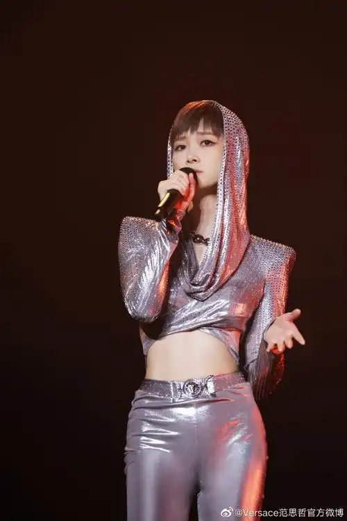 v星闻##atelier versace##李宇春范思哲全球代言人