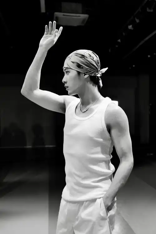 檀健次着迷舞蹈练习花絮照##檀健次臂肌