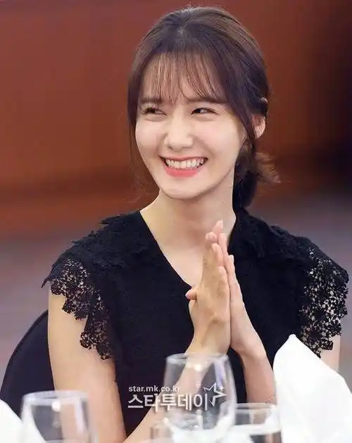 这款刘海叫八字空气刘海,是小仙女们的减龄神器之一,喝红酒的林允儿