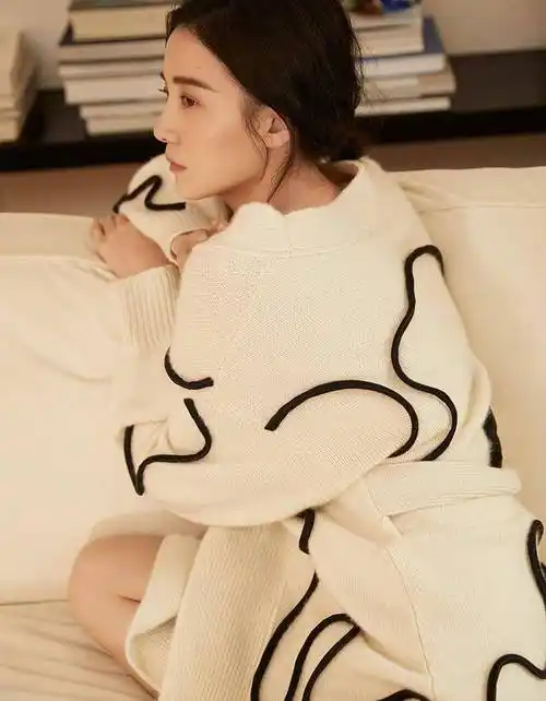 宋佳的日常私服穿搭绝了一件米白色针织衫搭配吊带慵懒又随性