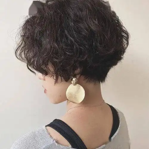 短发这样烫减龄又时尚