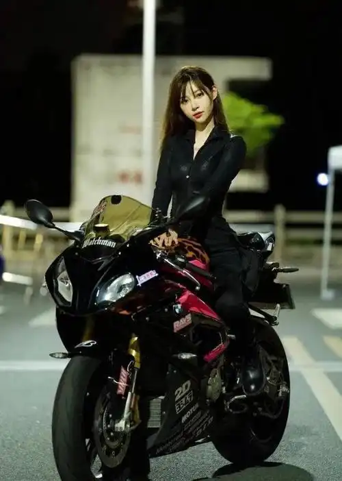 痞幼就是通过互联网社交火速成为网红的,甚至在机车