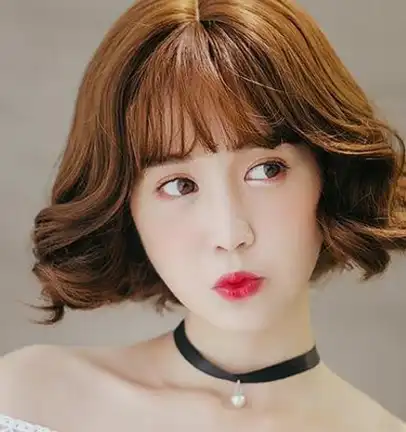 蓬松的梨花头烫发对于修颜显瘦绝对是满分啊,三七分的刘海更是清新