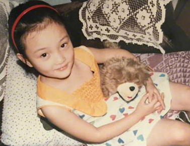 杨洋蜡像在上海揭幕现场演绎时尚大片