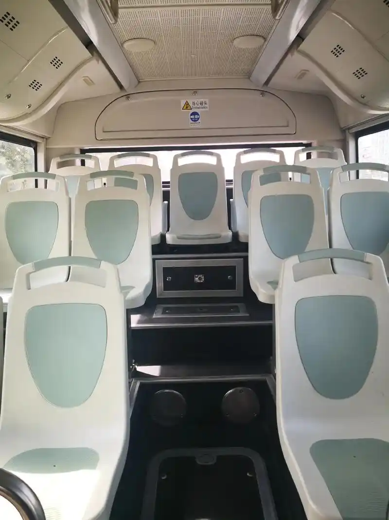 我感觉公交车最后一排中间那个位置像皇帝坐的位置一样,我也体验 - 抖