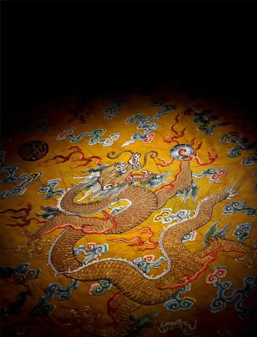 金龙纹男棉龙袍,文物编号故00041978明黄色缎地金龙纹列十二章皇帝龙