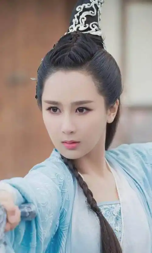 本以为杨紫很少露额头是因为怕丑,却没想到这般惊艳_齐刘海_造型_包包