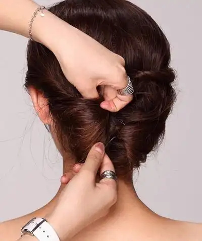 图解5短发新娘盘发图解5:最后将两边包发后的头发连接在一起,固定.