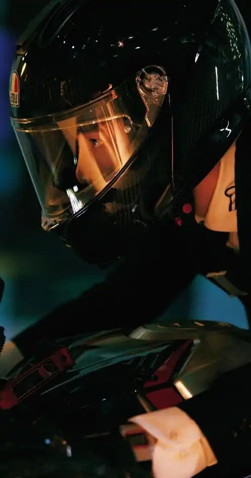 王一博西装摩托车大片#王一博最新摩托车大片96,黑色西装 头盔骑