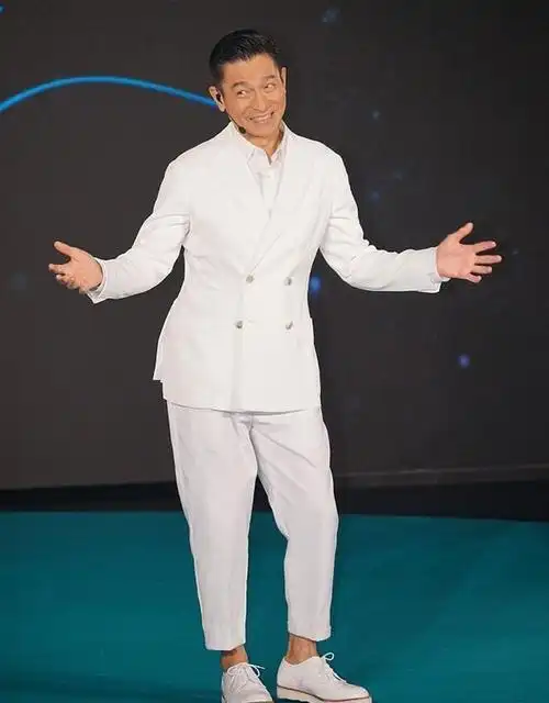 刘德华真时髦:上身穿西装,下身露脚踝,"老顽童"变"小鲜肉"