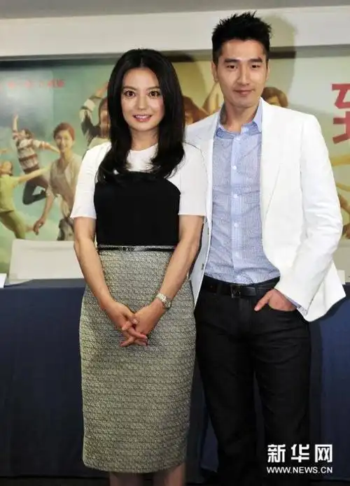 赵薇携赵又廷亲密现身 《致青春》登陆台湾(图)