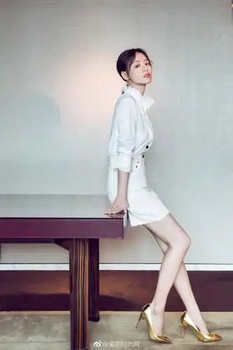 马思纯亮相某品牌活动,身穿mo&co白衬衫搭配mcq半身a字裙