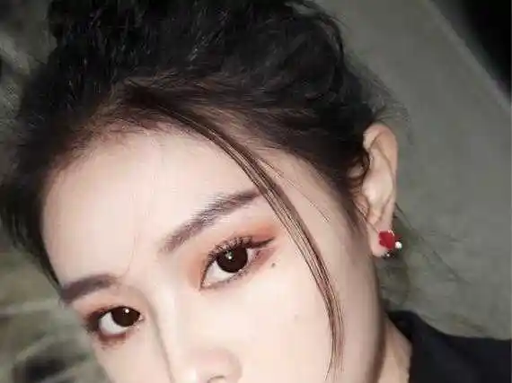 女人下巴长痣面相图解