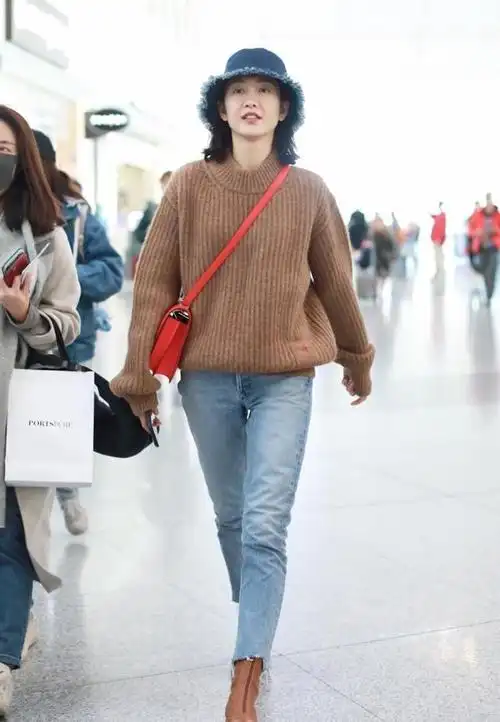 女明星时尚感真强毛衣配牛仔裤也能超有范这是要转行做模特