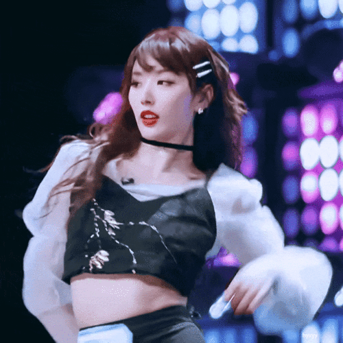 在酒店房间里打开孔雪儿出差一天随身带的化妆包,哦是放美妆品的行李