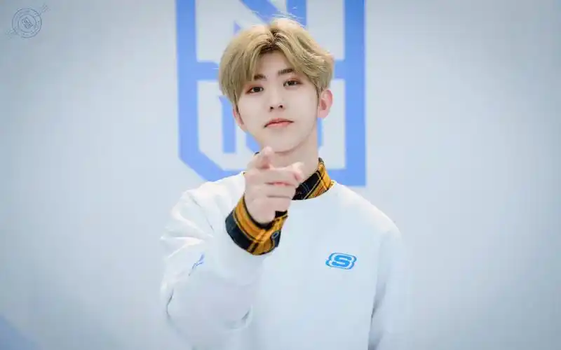 蔡徐坤(kun),1998年8月2日出生于浙江省温州市,户籍湖南吉首.