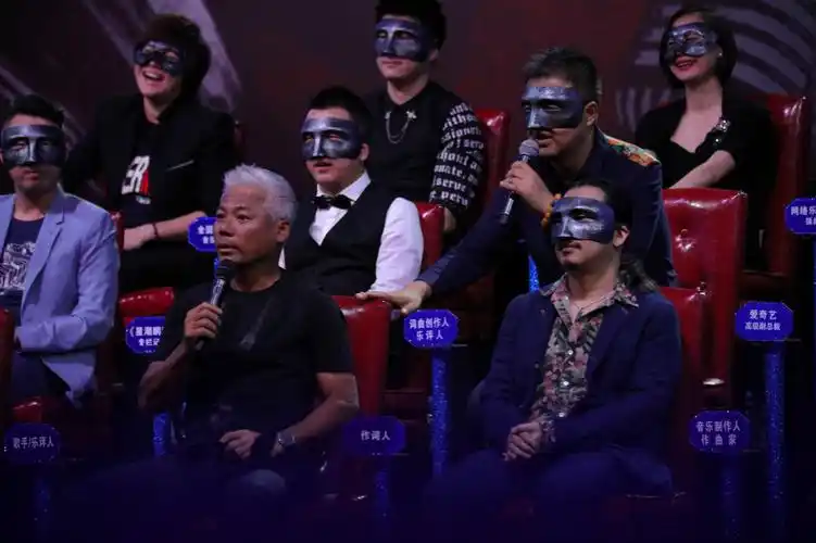 方文山惊现蒙面歌王猜评团18人大换血