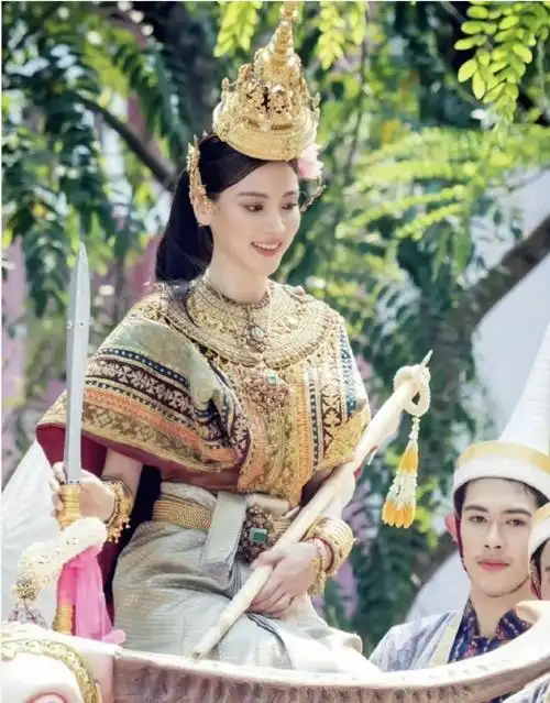 6743岁范冰冰和妈妈泰国合影在机场一人推三个箱子