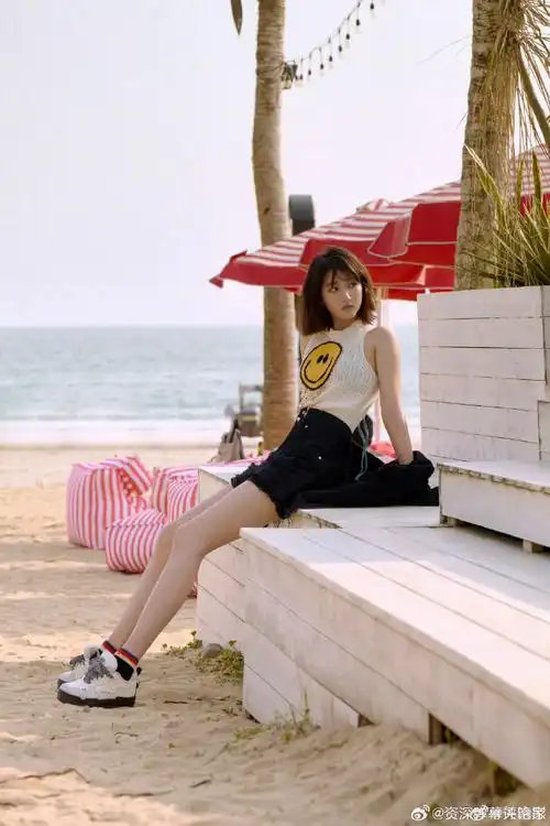 关晓彤针织露背背心##关晓彤沙滩辣妹照