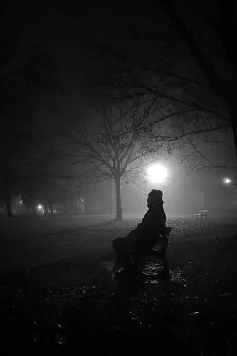 路灯下男生失落背影