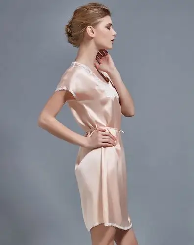 粉杏色优雅贴布蕾丝真丝睡裙