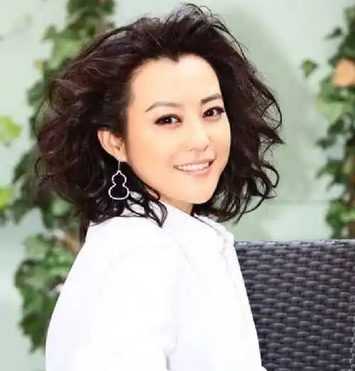 邓超前女友又有新恋情郝蕾离婚二次再逢春牵新欢庆生很甜蜜