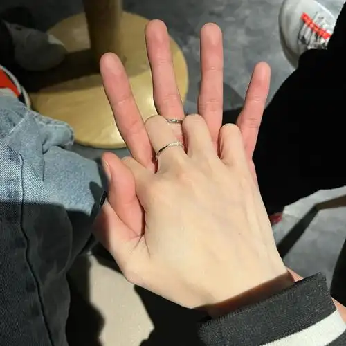 情人节也要和男朋友拍很多很多牵手照