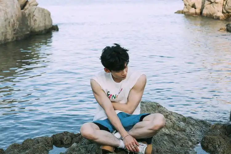 白敬亭微博写真图片