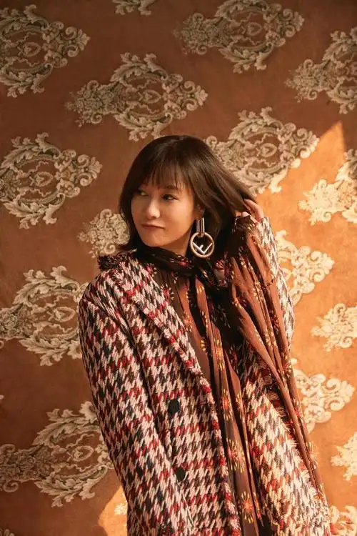 45岁徐静蕾也追潮流?金色波波头衬得肤白透亮,配时尚装认不出|发型|短