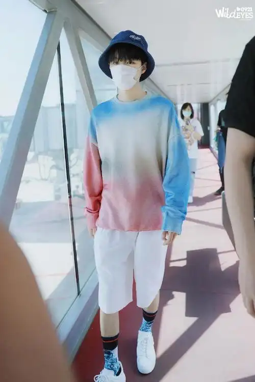 「tfboys」「分享」200802 王俊凯奇奇怪怪的袜子合集,是条纹爱好者