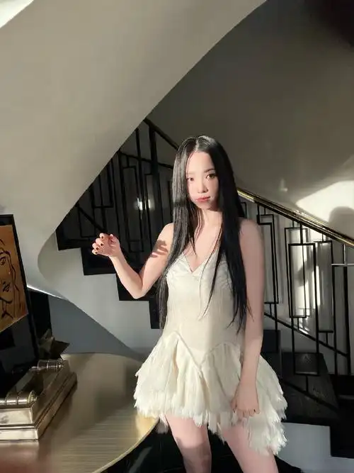 在公开的照片中,aespa柳智敏身穿黑色抹胸迷你短裙