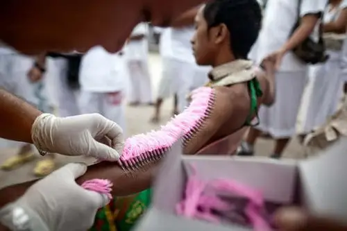 世上最恐怖的人体穿刺(组图)