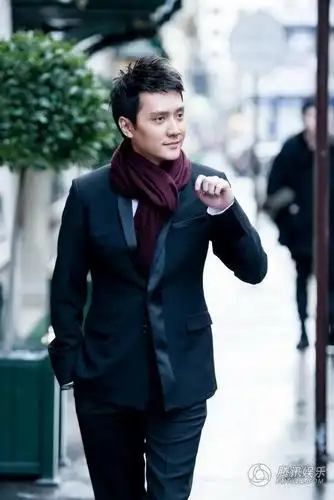 冯绍峰漫步巴黎街头 西装帅气展招牌式微笑(图)_娱乐_腾讯网