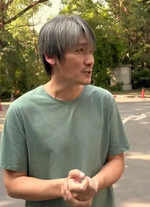 说到周铁这位演员,就不得不提到《大秦赋》,他在《大秦赋》中饰演的嬴